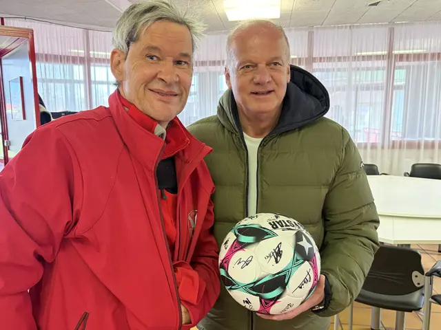 Ein Matchball für Ernst Hildebrand von KSV-Präsident Erwin Fuchs. | Foto: Gaube