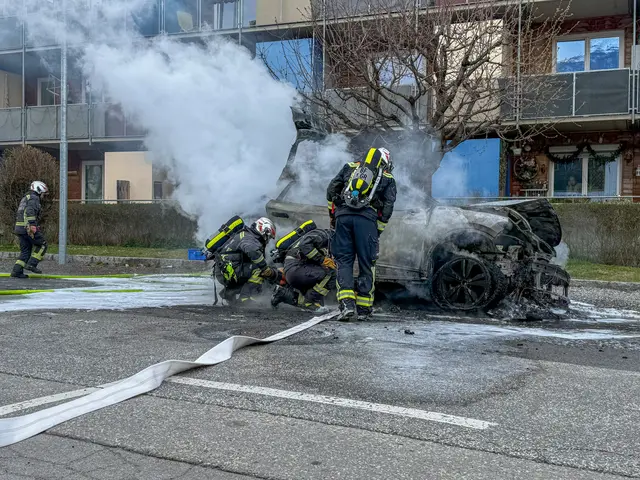 Herausfordernde Löscharbeiten für die Berufsfeuerwehr beim Brand des E-Autos. | Foto: zeitungsfoto.at
