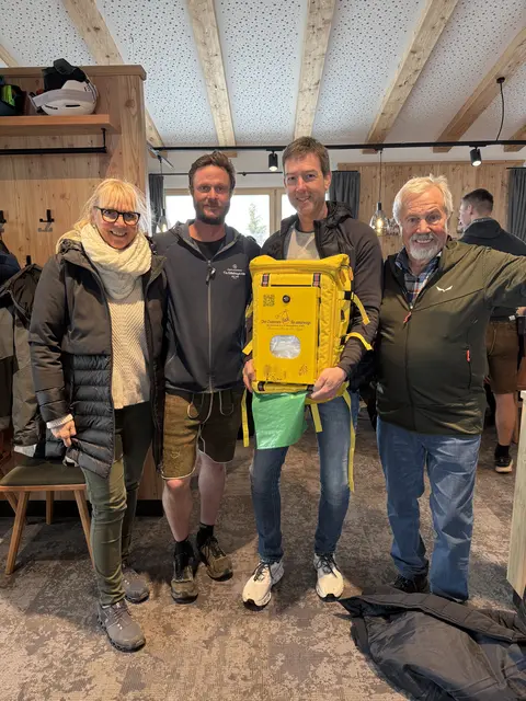 V.l. Christina Gattermaier-Humer, Obfrau der Clean4tler OÖ, Mathias Schütter, Hüttenwirt Schladminger Hütte, Thomas Schererbauer Vstd.M. der Clean4tler OÖ, Toni Streicher Alt-Vizebürgermeister von Schladming, Alt-Alpenvereinsobmann Schladming
