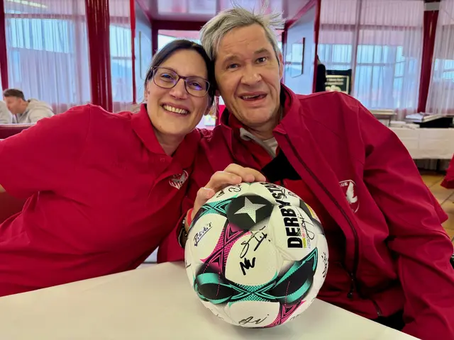 Ernst Hildebrand mit Gattin Sabine als VIP-Gäste im Alpenstadion Kapfenberg. | Foto: Gaube