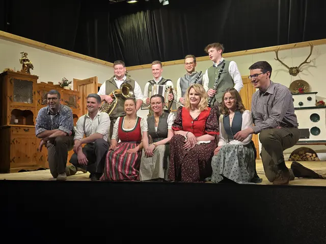 Die Musikanten und Darsteller des Theaterstücks „Liebe, wie’s im Büchl steht“ sorgten für beste Unterhaltung im Festsaal St. Aegyd. | Foto: Julia Steyrer