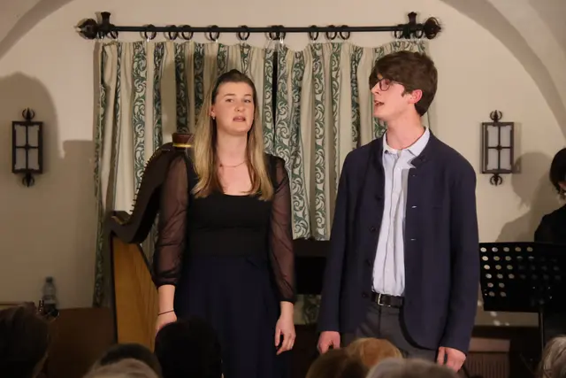Gesangsduett: Maria und Emanuel Brunauer im Ross-Stall.