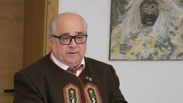 Bürgermeister Bernhard Gritsch dankte dem Trachtenverein im Namen der Gemeinde