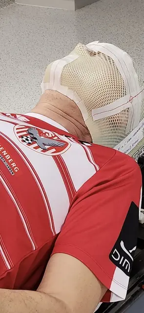 Selbst bei der Strahlentherapie ein KSV-Fan: Ernst Hildebrand | Foto: Hildebrand