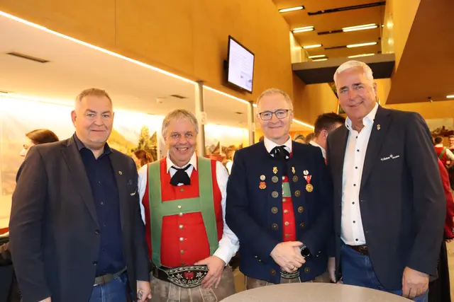 St. Antons Bürgermeister Helmut Mall mit dem Musikanten und zugleich EWA-Geschäftsführer, Markus Strolz, Christian Haueis (dem Obmann der MK St. Anton am Arlberg) und TVB-Obmann Josef Chodakowsky.  | Foto: Elisabeth Zangerl