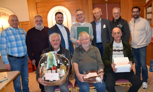  Die drei Gesamtsieger mit Bgm.Bernd Hermann,Vizebgm.DI Robert Sackl, Obmann Helmut Prattes mit BO Markus Poscharnik und dem Vorstandsteam.
 | Foto: MeinBezirk/Josef Strohmeier