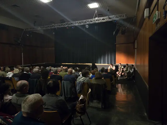 Der Festsaal in St.Aegyd war am Samstagabend sehr gut besucht. | Foto: Julia Steyrer