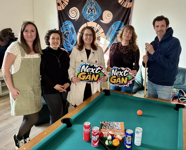 Emina Antonijevic-Döttl,  Karolina Nestorovic (Sozialpädagoginnen), Betti Pieler (Stadträtin), Gerhild Ruthammer (Teamleitung) und René Lobner (Bürgermeister) bei der Eröffnung. 
 | Foto: Gemeinde Gänserndorf