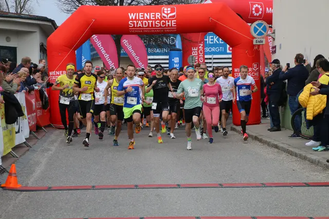 Rund 300 Läuferinnen und Läufer nahmen am 11. Siegendorfer Frühlingslauf teil. | Foto: Eduard Wimmer