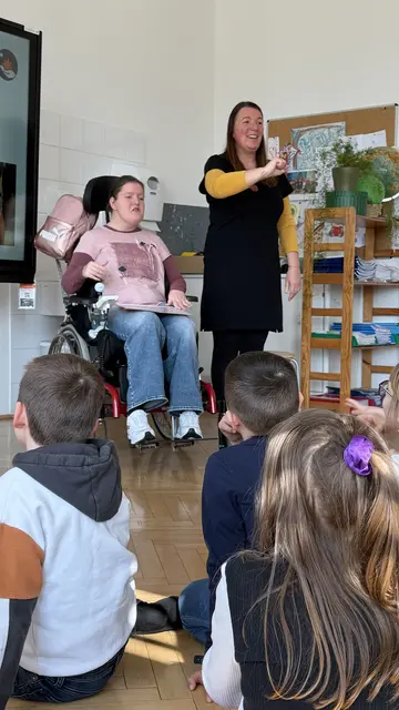 Barbara Fantitsch stellte den Kindern gemeinsam mit ihrer Tochter Ines die Arbeit des Sterntalerhofs vor. | Foto: Danilo Katz
