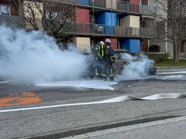 Herausfordernde Löscharbeiten für die Berufsfeuerwehr beim Brand des E-Autos. | Foto: zeitungsfoto.at