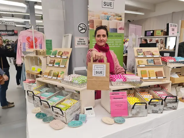 Susanne Rudroff präsentiert ihre handgemachten Seifen und gibt Einblick in ihre liebevolle Handarbeit.
 | Foto: Cornelia Strobl 