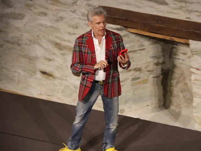 Teil seines Programmes waren teils fiktive Fragen per SMS - die Thomas Brezina beantwortete  | Foto: Peter Seper