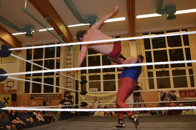 Turbogeladene Action im Ring zwischen Panic und Sky. | Foto: Elisabeth Peinsipp 