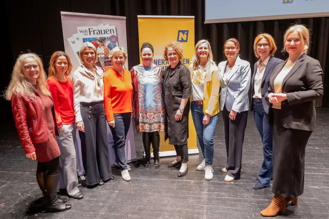 Sabine Hilbert (Land NÖ), Lisi Cinatl (Psychotherapeutin, Frauenberatungsstelle wendepunkt), Eveline Diridl (Gynäkologin, Spezialistin für Wechseljahre), Anna Rosenberger (kfb St. Pölten), Tini Kainrath (Sängerin), Frauen-Landesrätin Christiane Teschl-Hofmeister, Manuela Raidl-Zeller (Geschäftsführerin Sonnentor), Birgit Brunsteiner (Moderation), Andrea Völkl (Bürgermeisterin  | Foto: Erich Marschik
