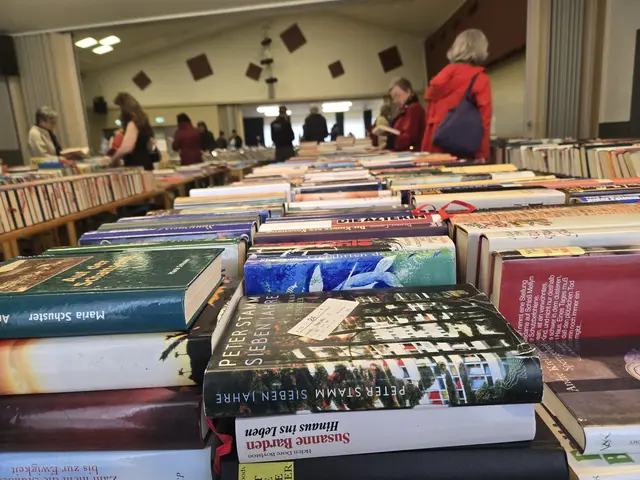 Die Besucher des Bücher-Flohmarktes stöberten zwischen dicht gefüllten Tischen und nahmen so manchen literarischen Schatz mit nach Hause.
 | Foto: Julia Steyrer