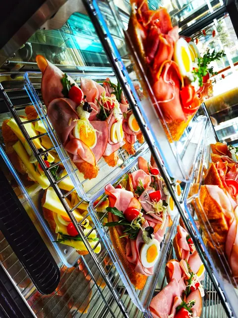 Es wird aber nicht nur Süßes geboten, auch Brötchen und Frühstücksvariationen warten in Zukunft auf die Gäste.