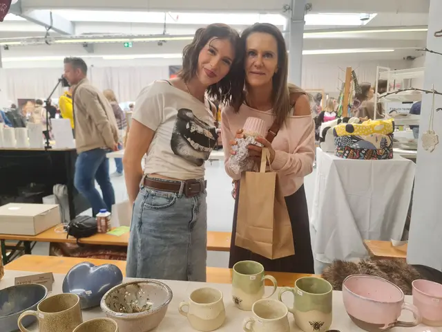 Dunja Führer mit ihrem neu gekauften handgemachten Dekostück gemeinsam mit der Ausstellerin, bei der sie das besondere Stück entdeckt hat. | Foto: Cornelia Strobl 