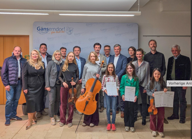 Die tollen jungen Musiker mit ihrer erwachsenen Unterstützung.  | Foto: Stadtgemeinde Gänserndorf