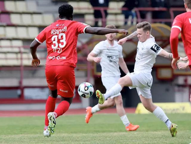 Abermals eine starke Leistung zeigte KSV-Verteidiger Olivier N'Zi, hier gegen Sebastian Wimmer (Amstetten).  | Foto: GEPA pictures/Hans Oberländer