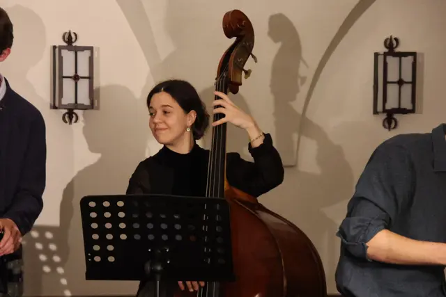 Bassistin Magdalena Kufer sprang kurzfristig ein.