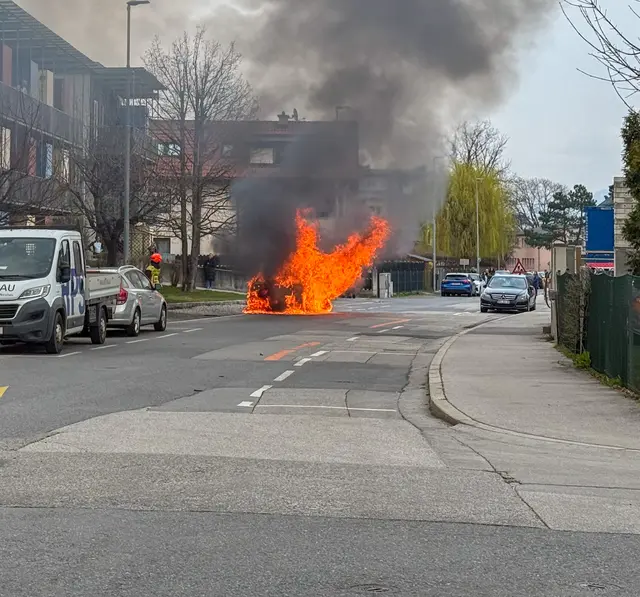 Der Brand des E-Autos in der Lönsstraße, die Straße musste gesperrt werden. | Foto: zeitungsfoto.at
