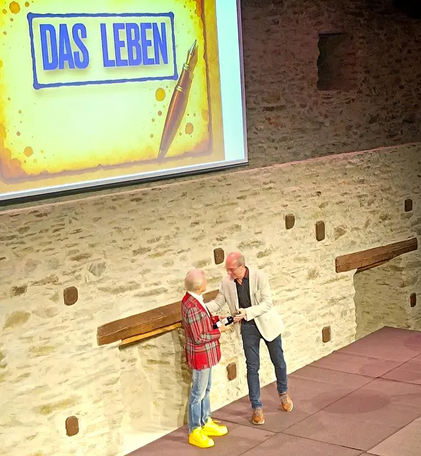 Werner Glösl - Eventmanager auf Burg Schlaining bedankte sich für das tolle Programm - kurzweilig, sehr inhalts- und lehrreich sowie spannend vorgetragen - von Ausnahmekünstler Thomas Brezina, der das Granarium der Burg Schlaining bereits zm dritten Mal vor vollem Haus bespielte.  | Foto: Peter Seper