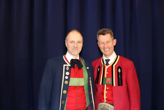 Die beiden musikalischen Leiter und Dirigenten stellten ein anspruchsvolles und abwechslungsreiches Programm zusammen: Günther Öttl, Kapellmeister der MK St. Anton am Arlberg, und Peter Kostner, der Kapellmeister der MK Hatting.  | Foto: Elisabeth Zangerl