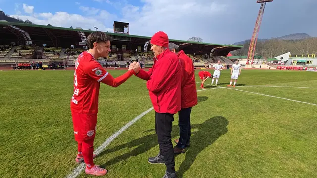 Shake-Hand von Ernst Hildebrand mit KSV-Kapitän Luca Hassler. | Foto: Hildebrand