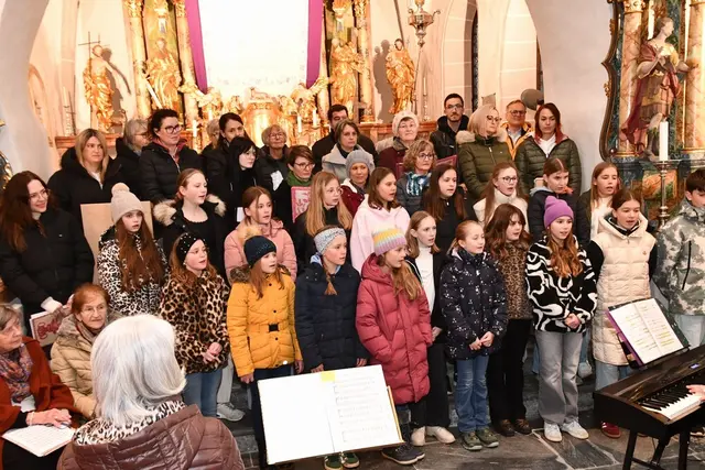 Die Sängerrunde und Chor der Mittelschule Scheifling gestalteten mit Firmlingen der Pfarre das Passionssingen in der Pfarrkirche Scheifling. | Foto: Anita Galler