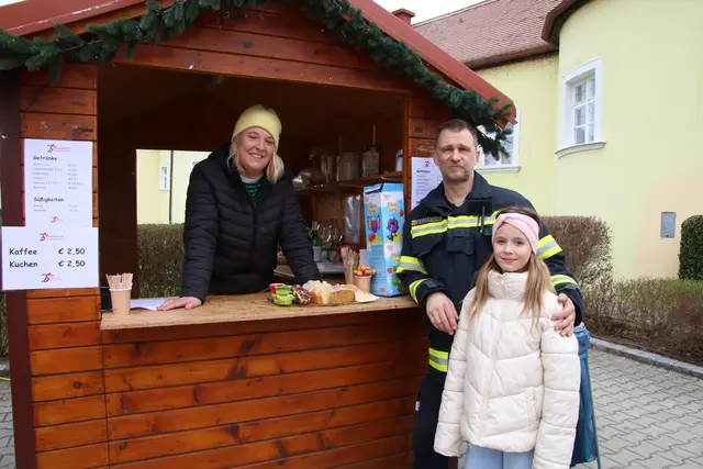 Kommandant Nikolaus Erdt mit seiner Tochter Ilva und Esther, bei Kaffee und Kuchen  | Foto: Eduard Wimmer