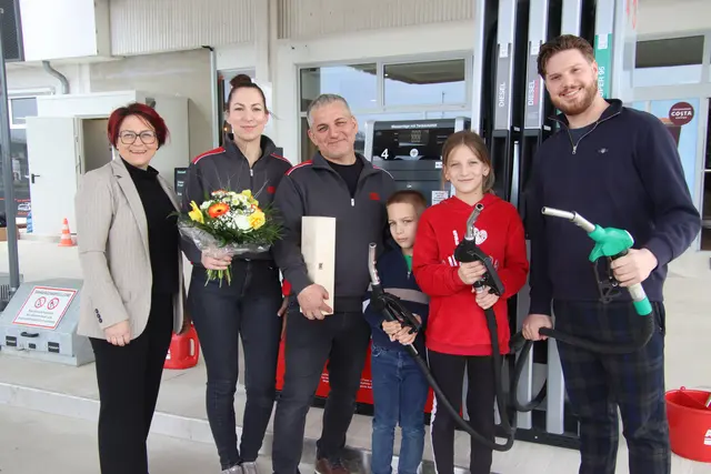 Zur Neueröffnung gratulierten dem Unternehmerpaar János Fekete (Mitte) und Gabriella Horvath (2. von links) Tanja Stöckl und René Pöschlmayer der Wirtschaftskammer. | Foto: Martin Wurglits