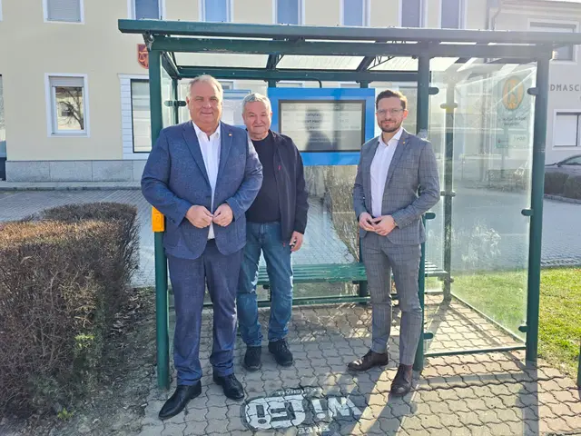 Neue Anzeigetafeln informieren Buspassagiere minutengenau