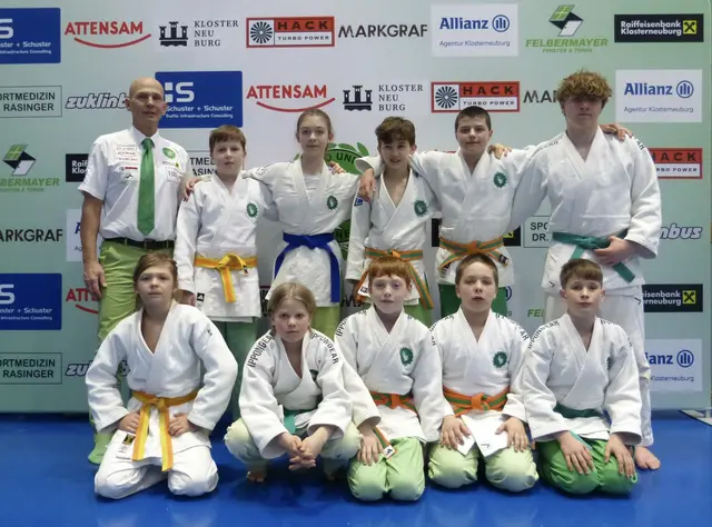 Der Obmann der Judounion Robert Haas mit einigen der erfolgreichen Judoka. | Foto: Judounion Klosterneuburg/Andreas Schiffleitner 