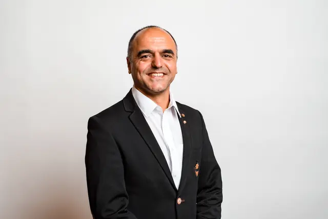 Murat Celik verurteilt die Tat in Hall.  | Foto: Halbwirth  