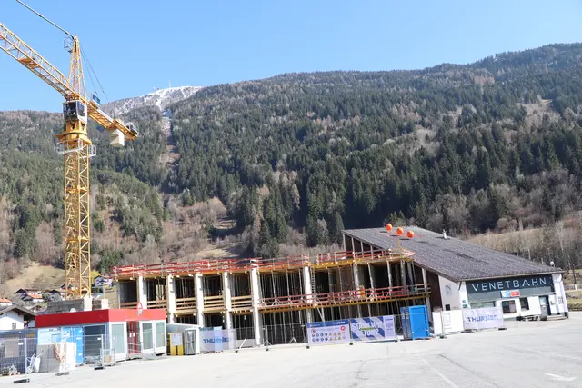 Die Arbeiten an der Talstation gehen zügig voran, im Sommer kommt die neue Bahn. | Foto: Thomas Seelos