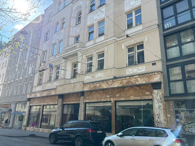 Dieses Geschäftsportal in der Blindengasse 3 in der Josefstadt steht seit 2001 unter Denkmalschutz.  | Foto: Pia Rotter/MeinBezirk