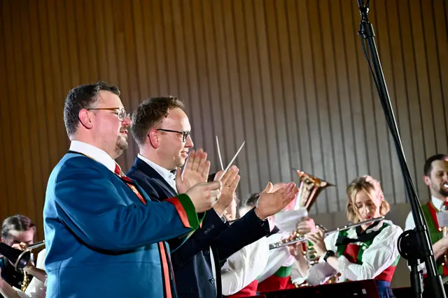 Zwei Dirigenten mit je einer Hälfte des zerstörten Stabes: Christian Hopfgartner und Bgm. Benedikt Singer | Foto: Hassl
