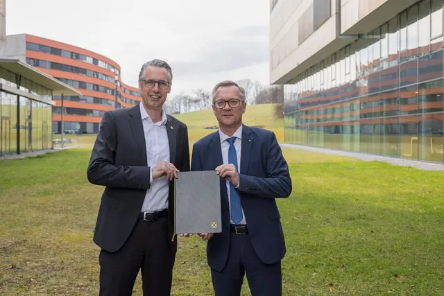 FH Rektor und Geschäftsführer Dominik Engel und Raiffeisen Salzburg Generaldirektor Heinz Konrad besiegeln die Verlängerung der Partnerschaft. | Foto: FH Salzburg/Neumayr/Leopold