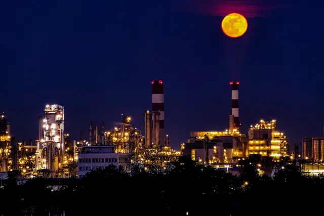 Blutmond über der OMV | Foto: Kurt Dvoran