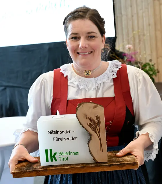 "Lokalmatadorin" Marlene Haider mit einer wichtigen Botschaft der Bäuerinnen Tirol. | Foto: Hassl