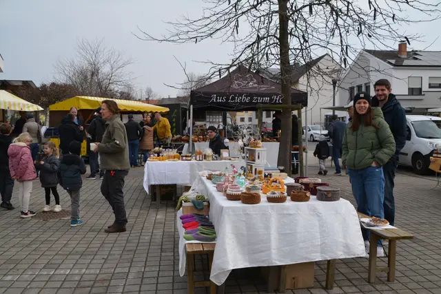 Sonnenschein und regionale Köstlichkeiten lockten viele Besucher an