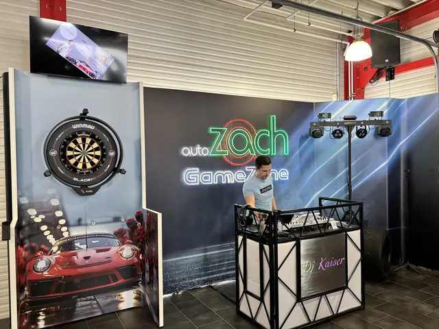 Ein Dj sorgte für die richtige Stimmung beim Grand Opening der Game Zone.  | Foto: MeinBezirk/Astrid Moder