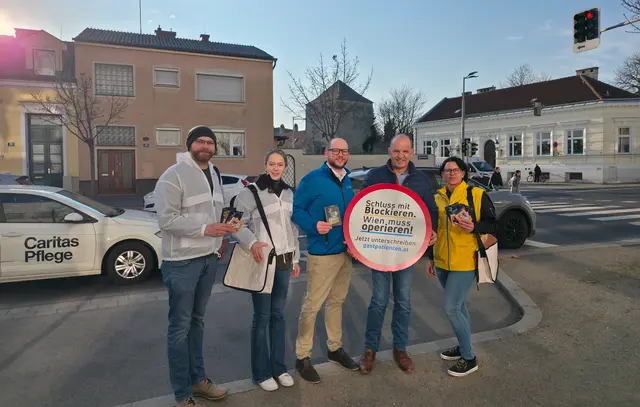 Martin Unger, JVP-Landesgeschäftsführerin Vanessa Jüly, Bezirksgeschäftsführer Christoph Müllböck, Bezirksparteiobmann Otto Auer und Manuela Gruber  (alle VPNÖ) bei der Schwerpunktaktion in Bruck/Leitha | Foto: VPNÖ