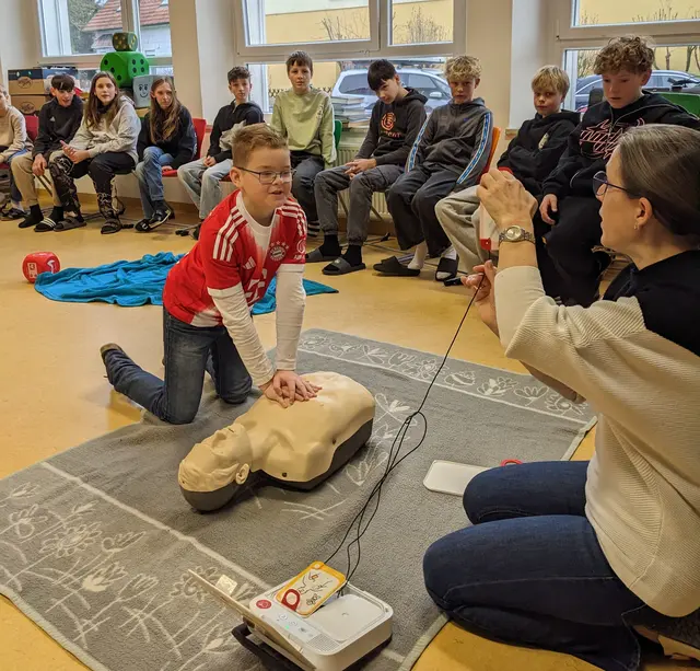 Schüler:innen der 2. Klassen üben im Schubertviertel die wichtigsten Schritte der Wiederbelebung. | Foto: Sport/Mittelschule St. Valentin