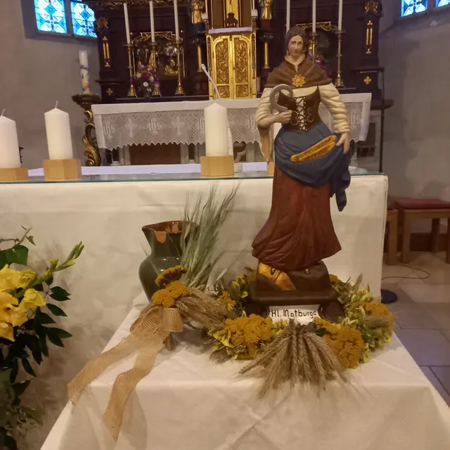 Die Statue der Hl. Notburga. Sie ist die Schutzpatronin der Goldhauben.  | Foto: Hehenberger