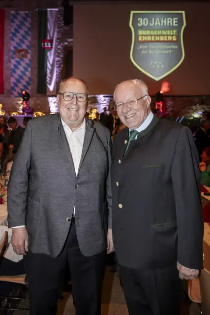 Zwei Legenden der Tiroler Politik trafen einander beim Fest (v.l.): Ferdinand Eberle (ehem. Landeshauptmannstellvertreter Tirol) mit Alt-Landeshauptmann Herwig van Staa. | Foto: Burgenwelt Ehrenberg / Hetfleisch