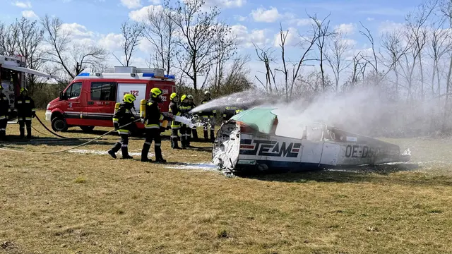 Sechs Feuerwehren aus der Region – Altlichtenwarth, Reintal, Hausbrunn, Großkrut, Bernhardsthal und Katzelsdorf – übten gemeinsam mit dem Roten Kreuz Mistelbach und der Polizei für den Ernstfall eines möglichen Flugunfalls. | Foto: Daniel Krebs