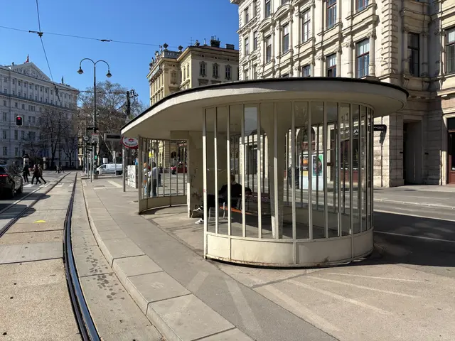Dieses Wartehäuschen der Ringlinien am Schubertring in der Inneren Stadt wurde detailgetreu zwischen 2011 und 2013 wiederhergestellt.  | Foto: Fabian Franz/MeinBezirk