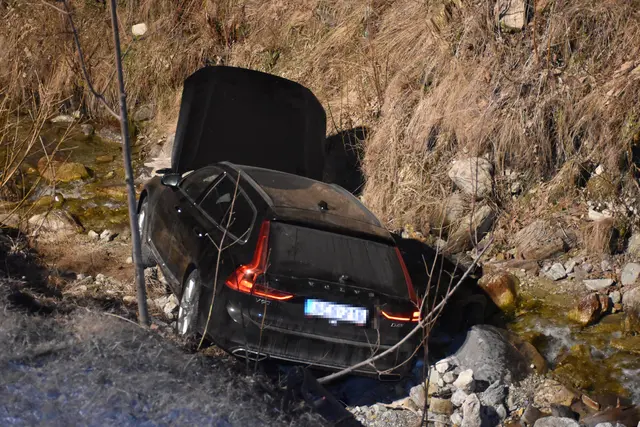 In Gerlos landete ein PKW nach einem Fahrbahnverlust im Bachbett. Die Lenkerin wurde von Rettungskräften mit Verletzungen unbestimmten Grades ins Krankenhaus gebracht. | Foto: zoom.tirol